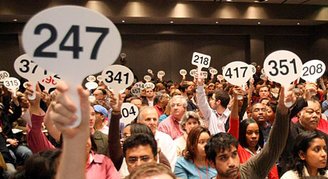 bidders-at-fudraising-auction